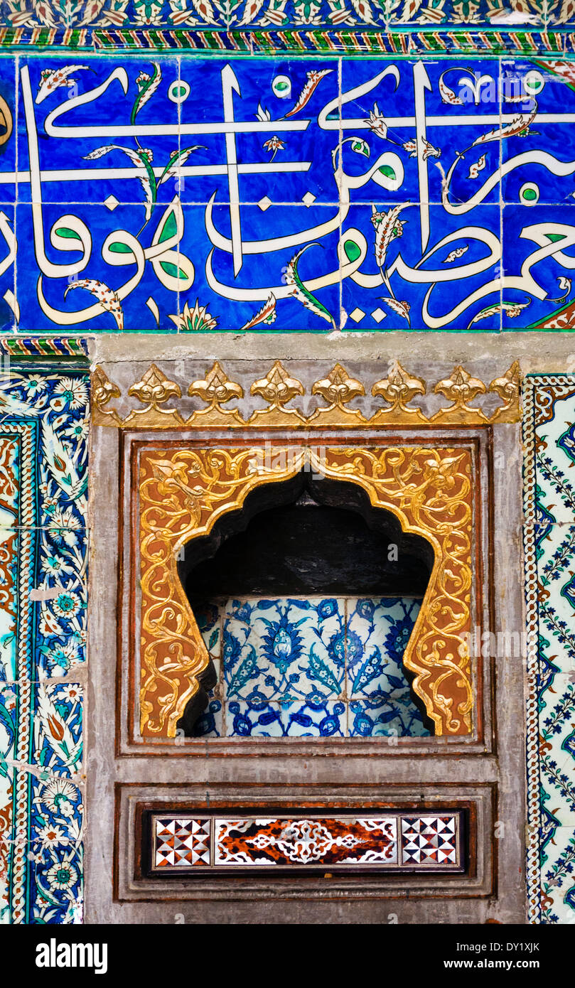 Decorazione murale in camera privata del sultano Ahmed I all'Harem del Topkapi Palace (Topkapi Sarayi), Istanbul, Turchia Foto Stock