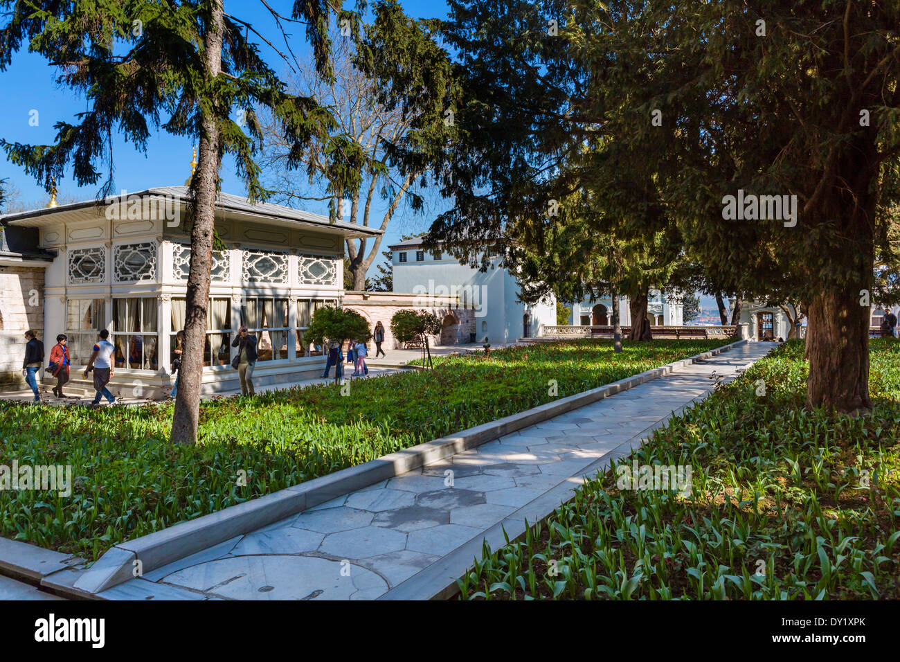 Tulip giardini di Ahmet III e Mustafa Pasa Kosku pavilion nella quarta Corte, al Palazzo di Topkapi (Topkapi Sarayi), Istanbul, Turchia Foto Stock