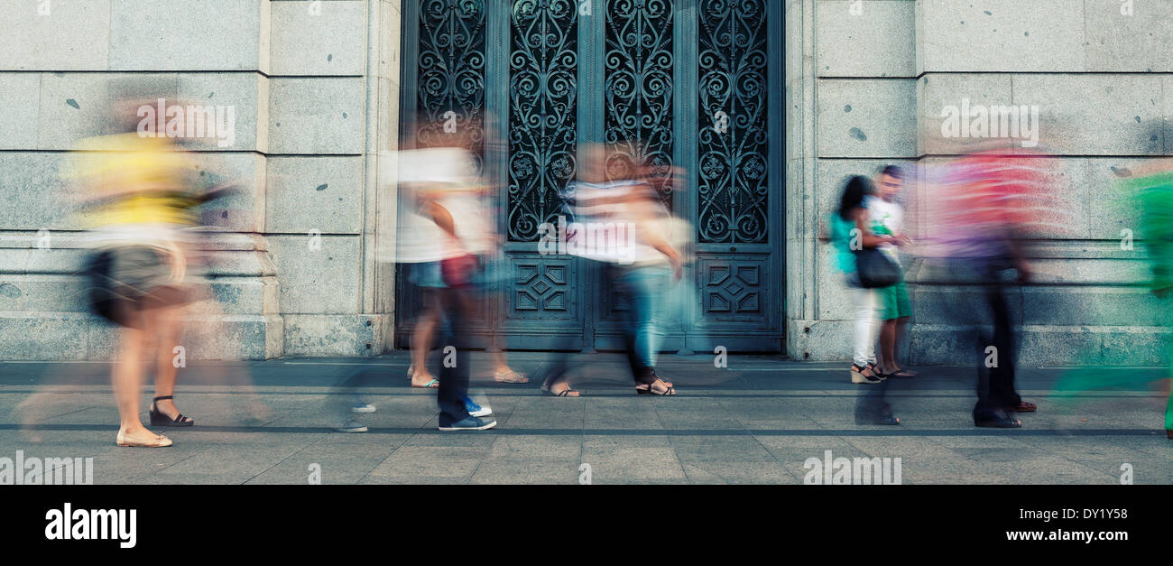 Shopping La gente che camminava per strada Foto Stock