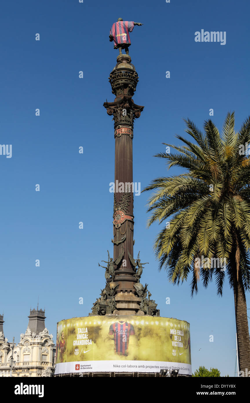 Statua di Colombo vestito con l'ufficiale di Barcellona FC shirt, dopo aver vinto il campionato nazionale nel maggio 2013. Foto Stock