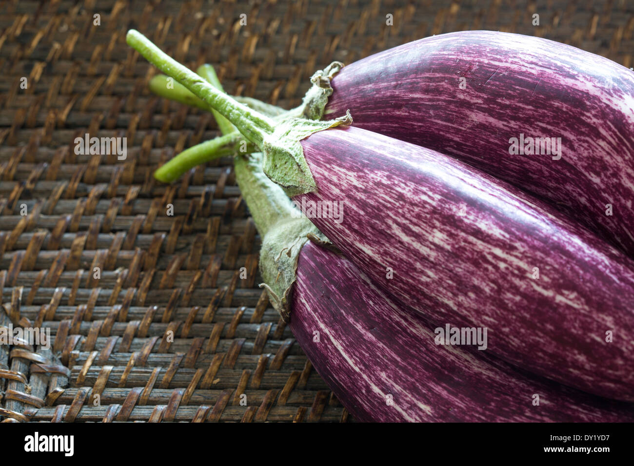 Gruppo di cotto intero striped baby melanzane sul vassoio di tessuto Foto Stock