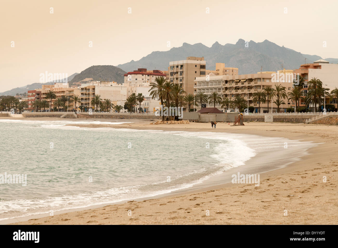 La gente camminare sulla spiaggia nella distanza di sera, Garrucha, Almeria Andalusia Spagna Europa Foto Stock