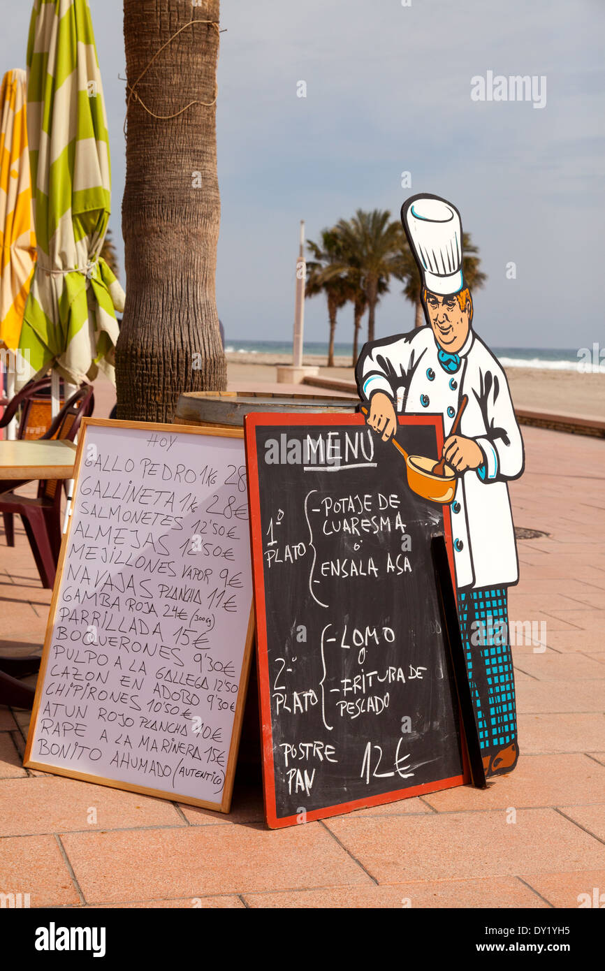 Segno di menu al di fuori di un spagnolo cafe ristorante; Carboneras Almeria Andalusia Spagna Europa Foto Stock