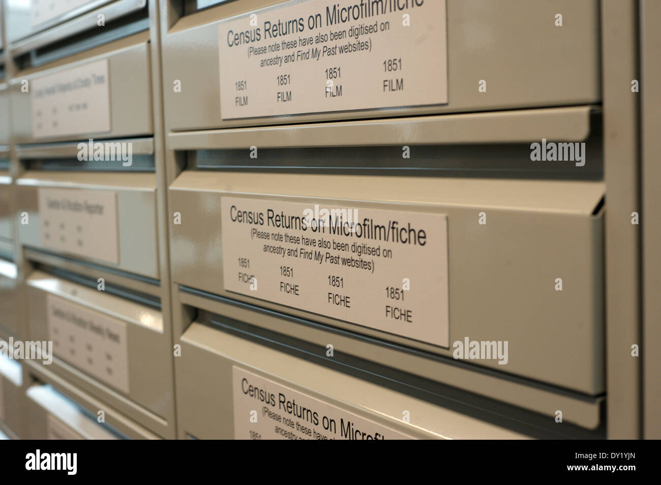 Armadi metallici per il Regno Unito per i dati anagrafici e ritorna su microfiche microfilm in una grande libreria. Foto Stock