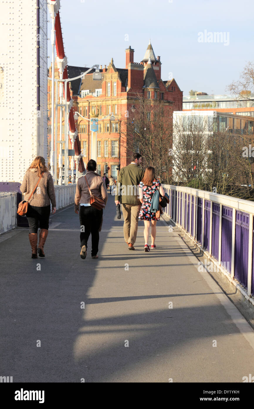 Attraversamento pedonale sul Chelsea Bridge London REGNO UNITO Foto Stock