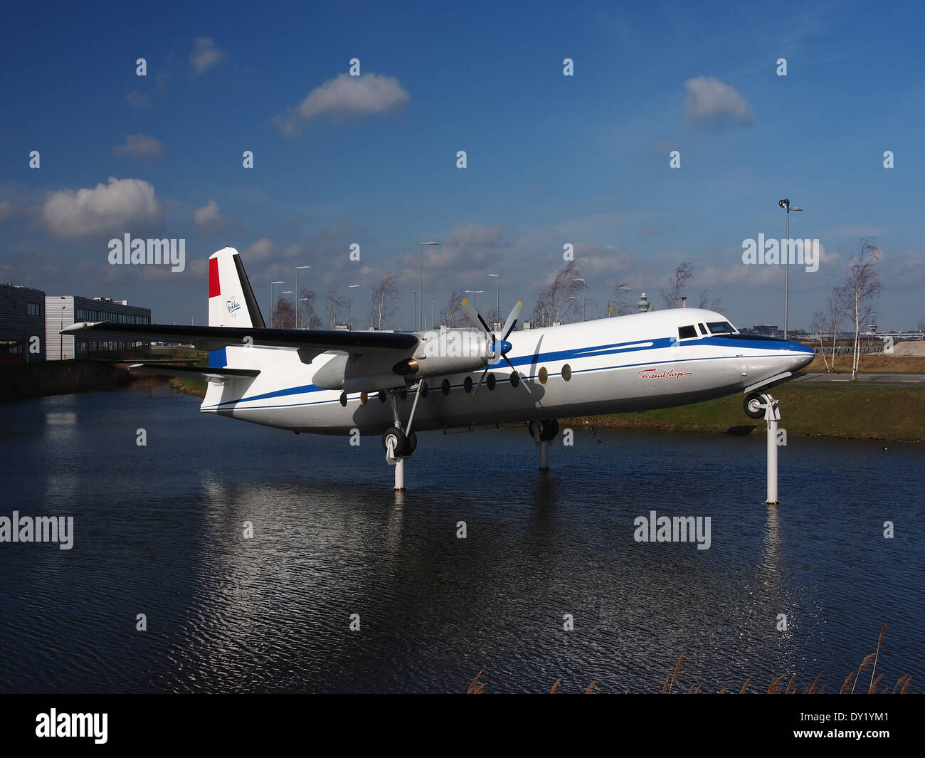 L'F27 Friendschip, immatricolato PH-NIV, è un velivolo turboelica bimotore noto per la sua affidabilità nei voli regionali. Visto qui all'aeroporto di Schiphol, continua a servire le reti di aviazione regionale. Foto Stock