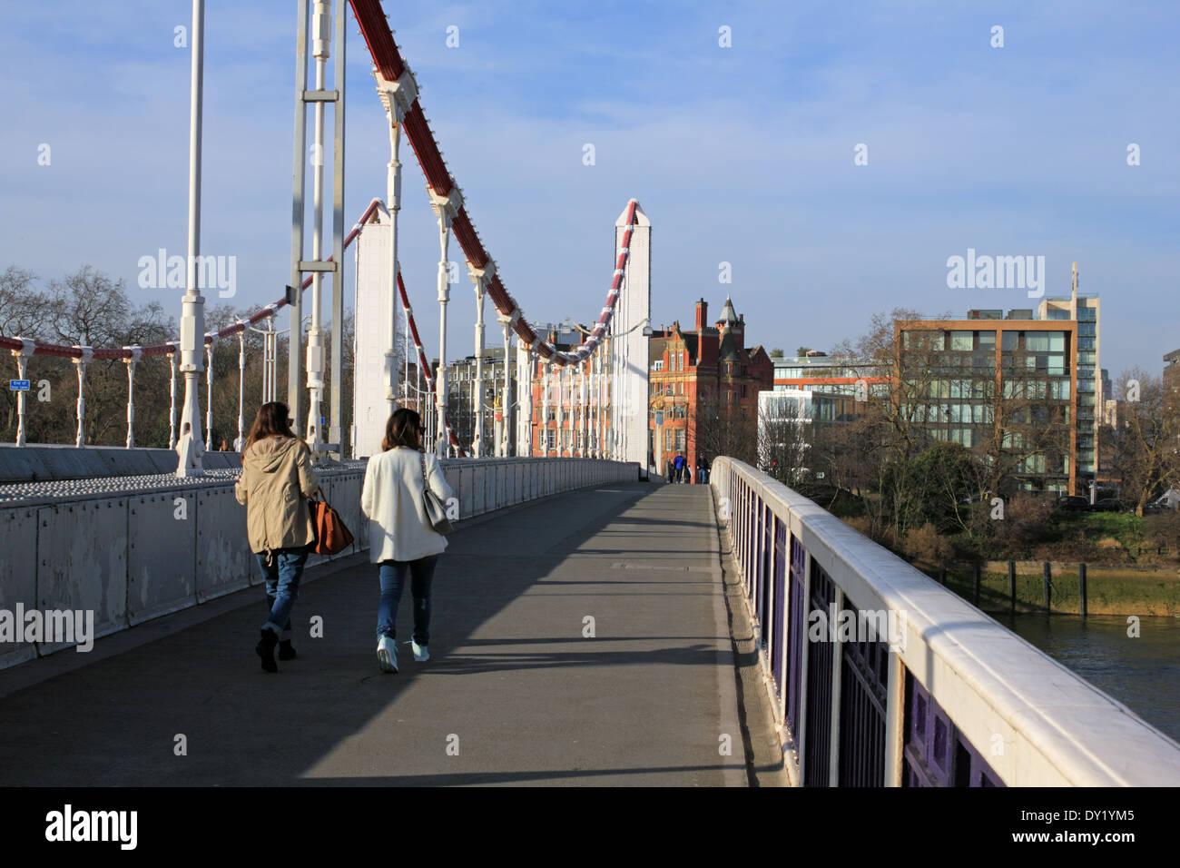 Attraversamento pedonale sul Chelsea Bridge London REGNO UNITO Foto Stock