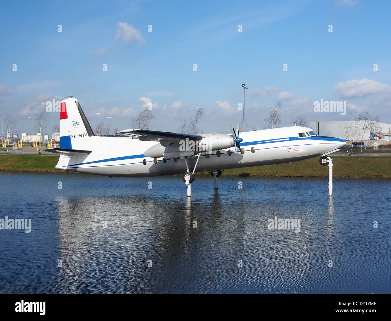 L'F27 Friendschip PH-NIV è un Fokker F27 Friendship, presentato all'aeroporto di Schiphol nei Paesi Bassi. L'F27 è noto per la sua versatilità ed è stato ampiamente utilizzato nei viaggi aerei regionali. Questo aeromobile fa parte della flotta operata per voli a corto e medio raggio, offrendo un servizio efficiente e affidabile. L'aeroporto di Schiphol funge da importante hub per i voli europei e internazionali. Foto Stock
