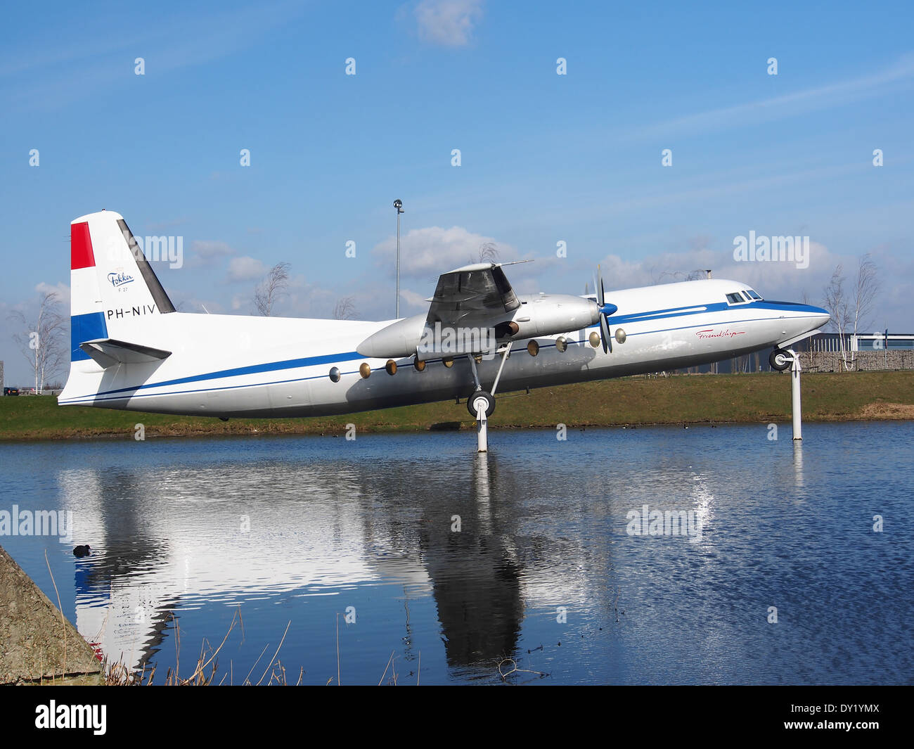 L'F27 Friendship, immatricolazione PH-NIV, è un velivolo turboelica comunemente utilizzato per voli regionali e a corto raggio. Visto qui all'aeroporto di Schiphol, fa parte della flotta di aeromobili più piccoli per un efficiente viaggio regionale in Europa. Foto Stock
