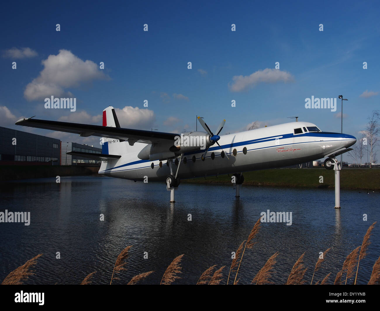 L'F27 Friendship PH-NIV è un aereo regionale gestito da KLM Cityhopper. Viene mostrato qui all'aeroporto Schiphol di Amsterdam, evidenziando il suo ruolo nei voli regionali in Europa. Il modello F27 è noto per la sua durata e le sue prestazioni efficienti sulle rotte a corto raggio. Foto Stock