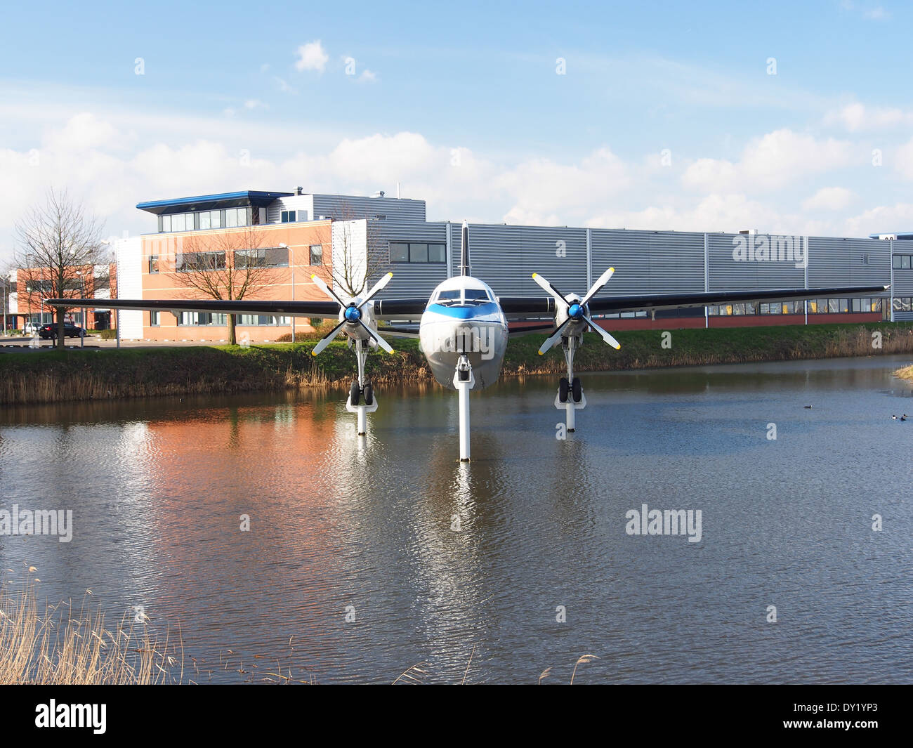 L'F27 Friendship PH-NIV, un velivolo turboelica, è raffigurato all'aeroporto di Schiphol e mostra il suo utilizzo nel trasporto aereo commerciale e la sua affidabilità come aereo di linea regionale nel settore dell'aviazione. Foto Stock