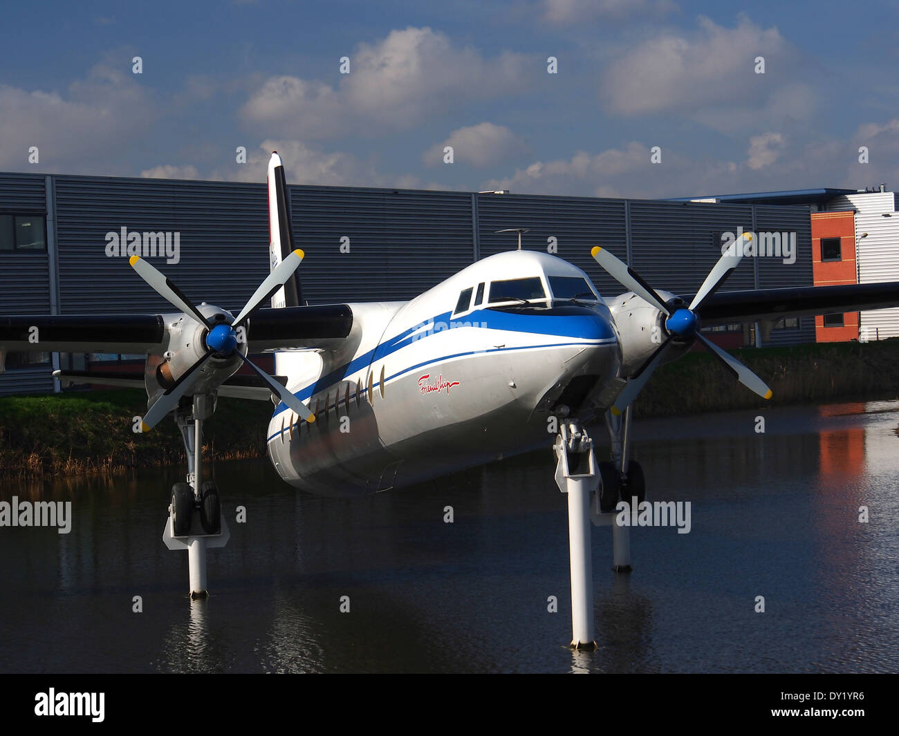 L'F27 Friendship PH-NIV è un aereo turboelica visto all'aeroporto di Schiphol. Questo piccolo aereo di linea bimotore viene utilizzato per i voli regionali, offrendo un servizio affidabile ed efficiente in Europa e in altre rotte a corto e medio raggio. Foto Stock