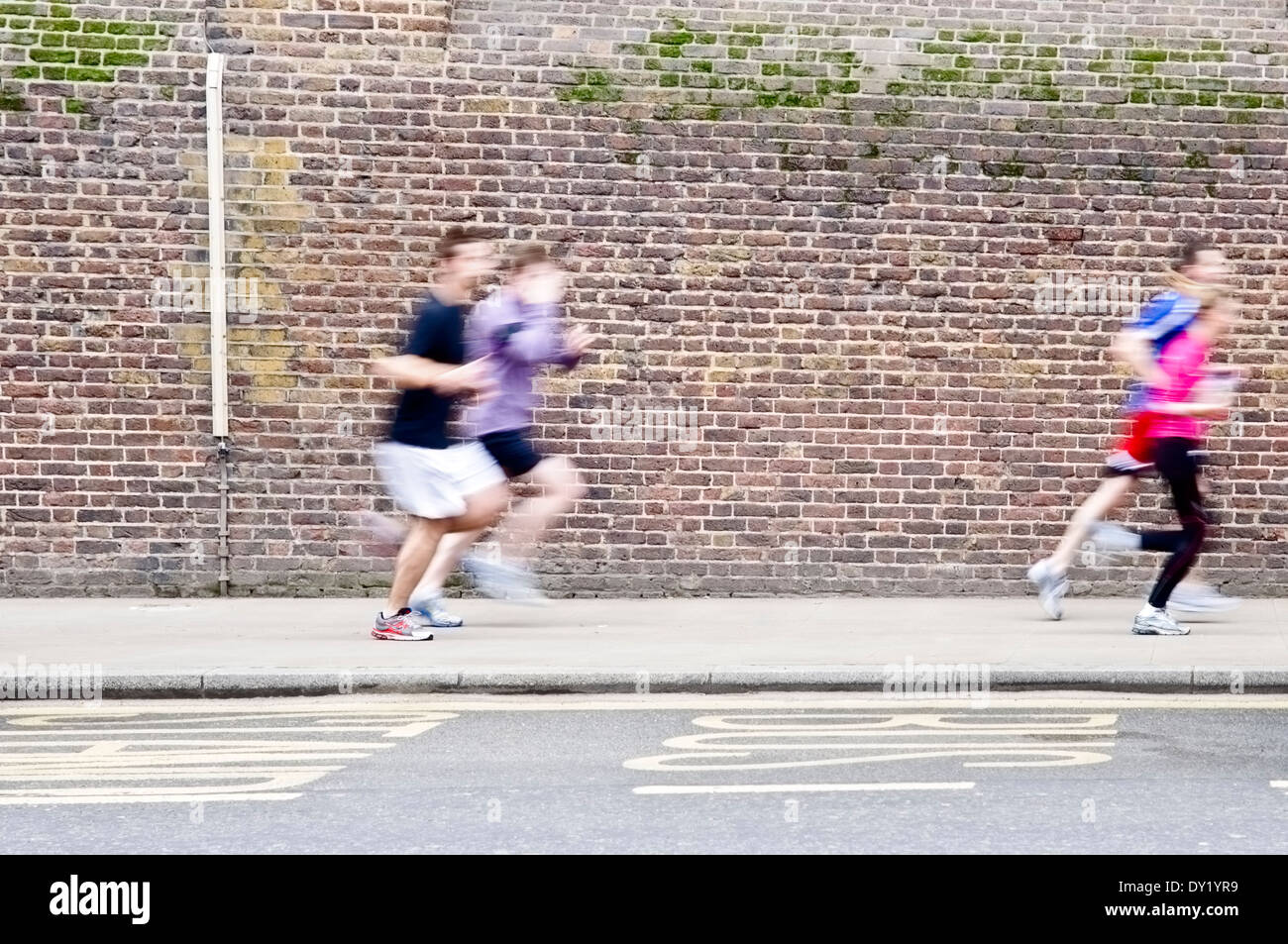 Giovani jogging sulla strada di Londra Foto Stock