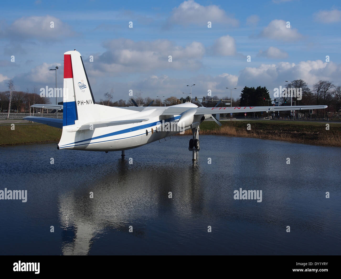L'F27 Friendschip PH-NIV è un aereo visto all'aeroporto di Schiphol, Amsterdam. Questo aereo di linea d'epoca è stato utilizzato principalmente per i voli regionali ed è diventato un notevole esempio di storia dell'aviazione. L'F27, progettato da Fokker, è noto per la sua affidabilità ed efficienza nei voli a corto raggio. Foto Stock