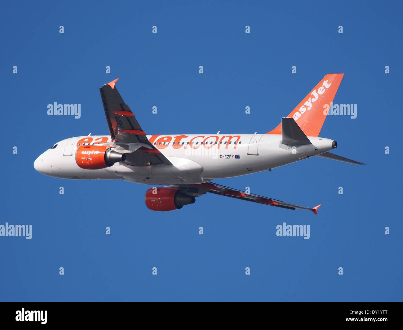 L'Airbus A319 easyJet, con registrazione G-EZFY, decolla dall'aeroporto di Schiphol e si dirige verso la sua prossima destinazione. Questo aereo fa parte della flotta low-cost di easyJet, progettata per voli a corto raggio in Europa. Foto Stock