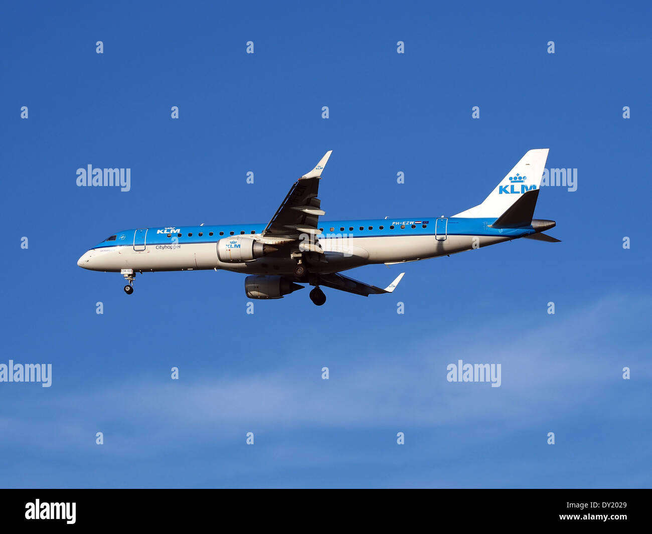 Il PH-EZW è un aeromobile Embraer ERJ-190STD operato da KLM Cityhopper. Sta atterrando all'aeroporto di Schiphol, un hub chiave nei Paesi Bassi. L'aeromobile fa parte della flotta regionale, nota per il suo efficiente servizio sulle rotte europee a corto raggio. Foto Stock