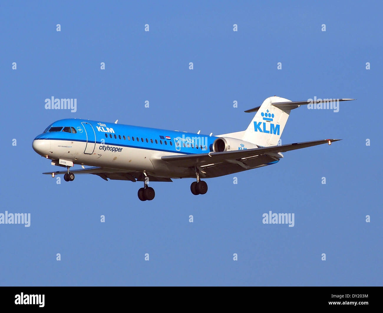 Il KLM Cityhopper Fokker F70, numero di coda PH-KZH, atterra all'aeroporto di Schiphol (AMS) nei Paesi Bassi. Il Fokker F70 è un jet regionale utilizzato per voli a corto e medio raggio. Foto Stock