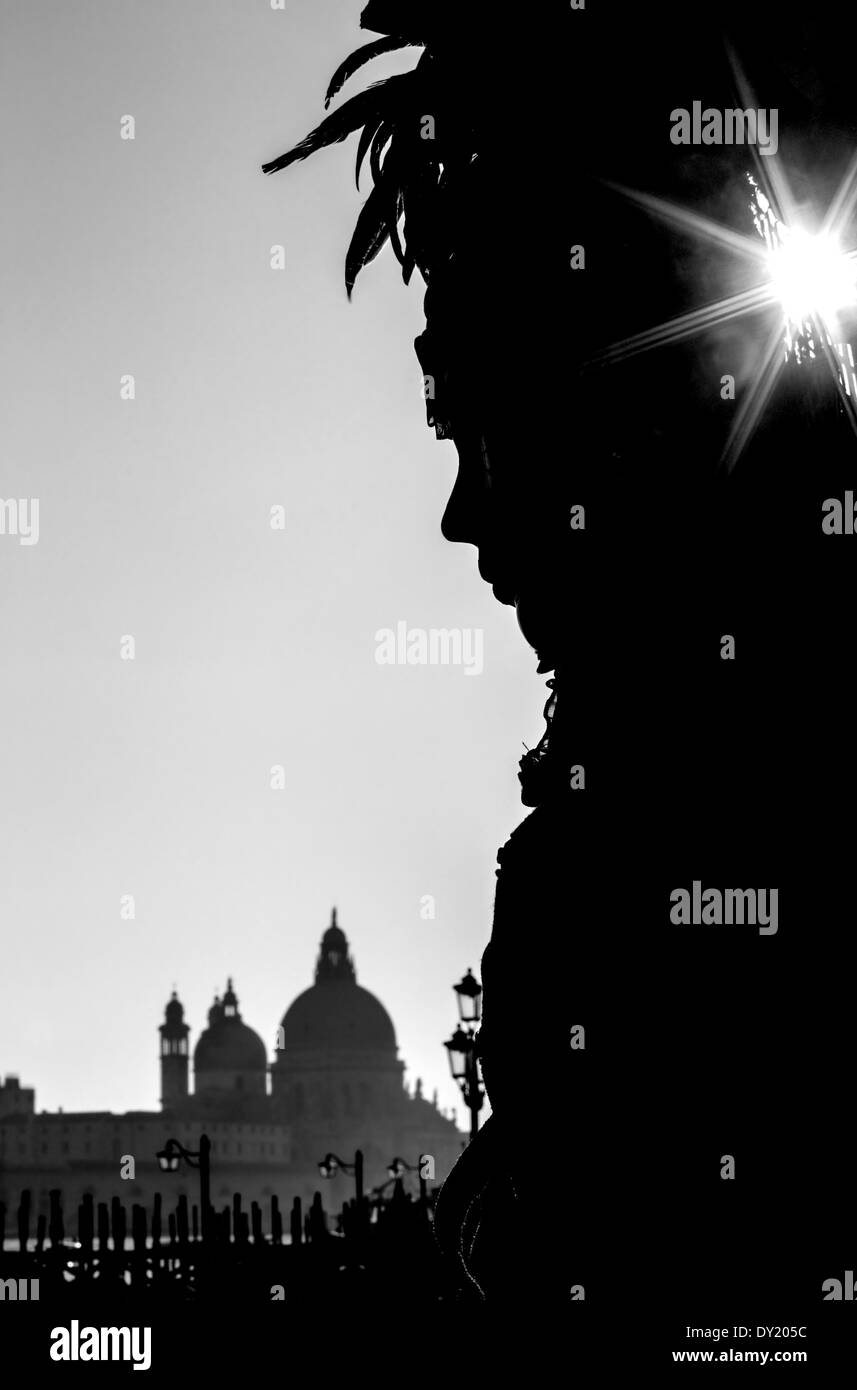 Venezia - silhouette della maschera di Carnevale e la chiesa di Santa Maria della Salute, Foto Stock