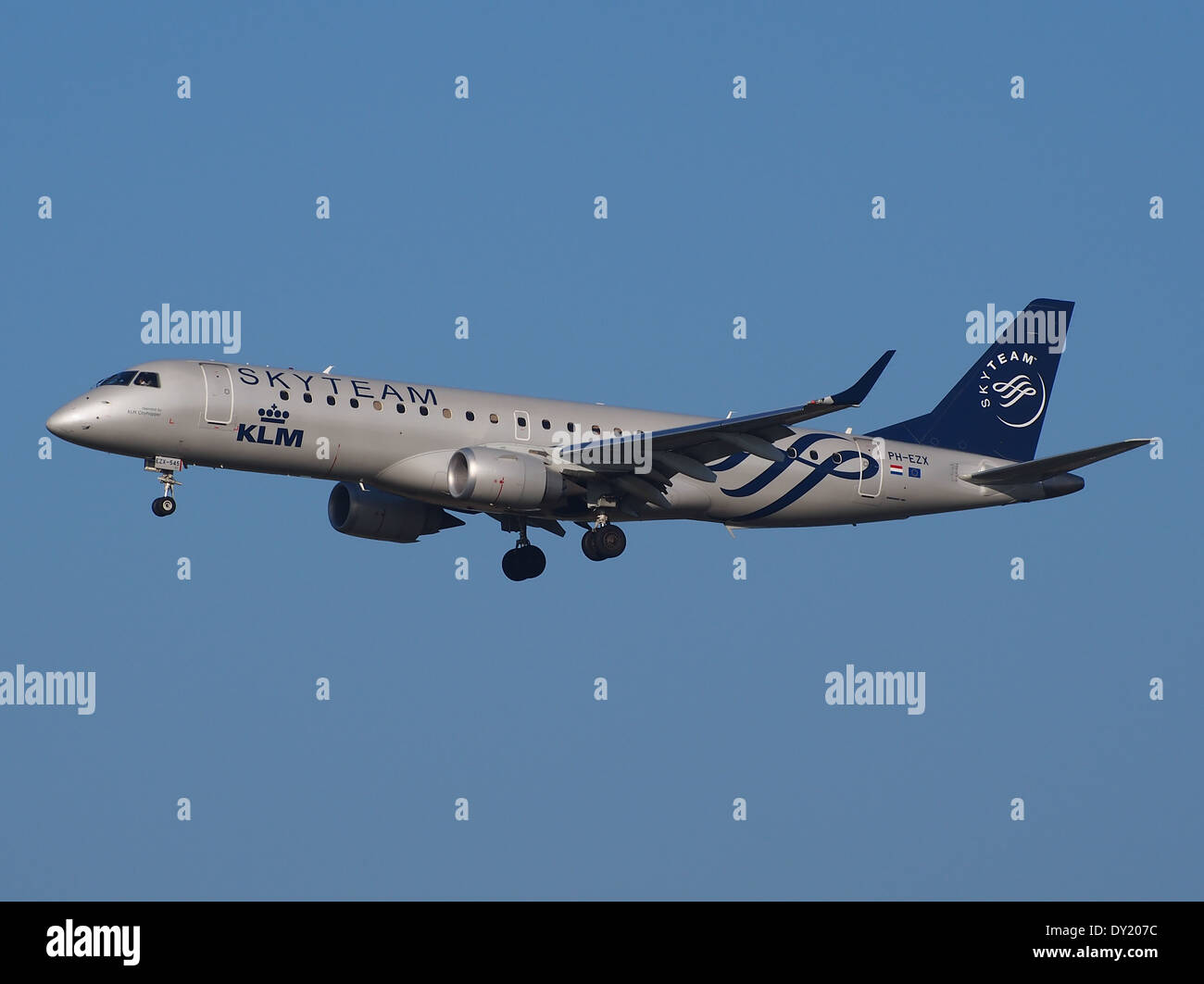 IL PH-EZX è un Embraer ERJ-190STD operato da KLM Cityhopper, atterrato all'aeroporto di Schiphol. L'ERJ-190STD è un jet regionale noto per la sua efficienza sui voli a corto e medio raggio. Foto Stock