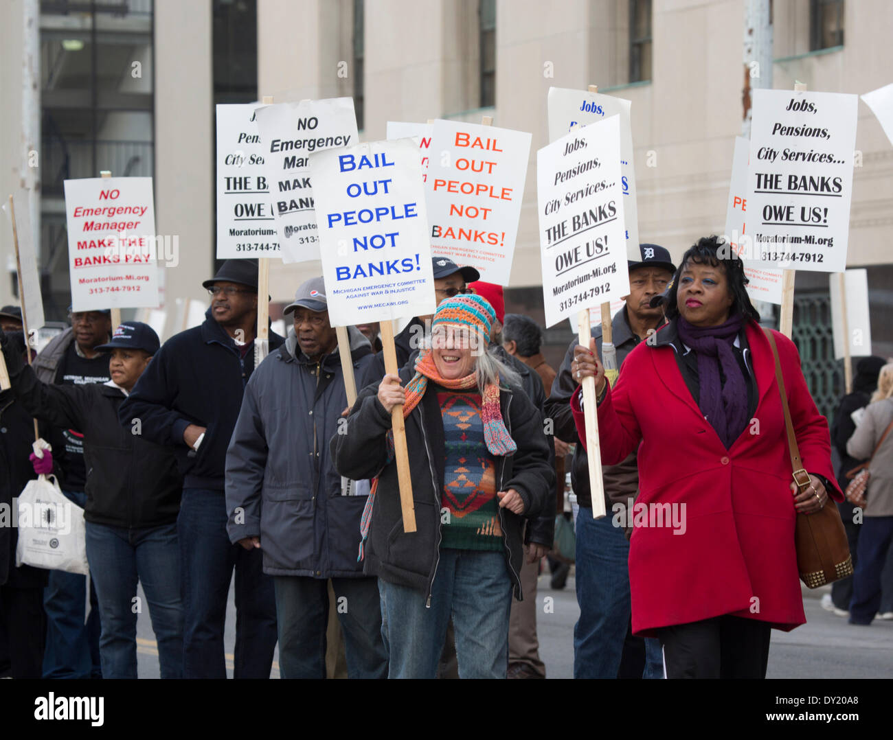 Detroit, Michigan, Stati Uniti d'America. Il 1 aprile 2014. Centinaia di Detroiters, pensionati i pensionati e gli unionisti picketed della Federal Courthouse in Detroit a scopo al corporate " il piano di regolazione' depositata da Detroit il manager di emergenza Kevyn Orr e il suo diritto societario impresa Jones giorno a nome del Governatore del Michigan Rick Snyder. Credito: Daymon Hartley/Alamy Live News Foto Stock