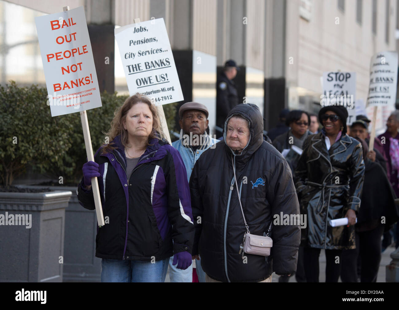 Detroit, Michigan, Stati Uniti d'America. Il 1 aprile 2014. Centinaia di Detroiters, pensionati i pensionati e gli unionisti picketed della Federal Courthouse in Detroit a scopo al corporate " il piano di regolazione' depositata da Detroit il manager di emergenza Kevyn Orr e il suo diritto societario impresa Jones giorno a nome del Governatore del Michigan Rick Snyder. Credito: Daymon Hartley/Alamy Live News Foto Stock