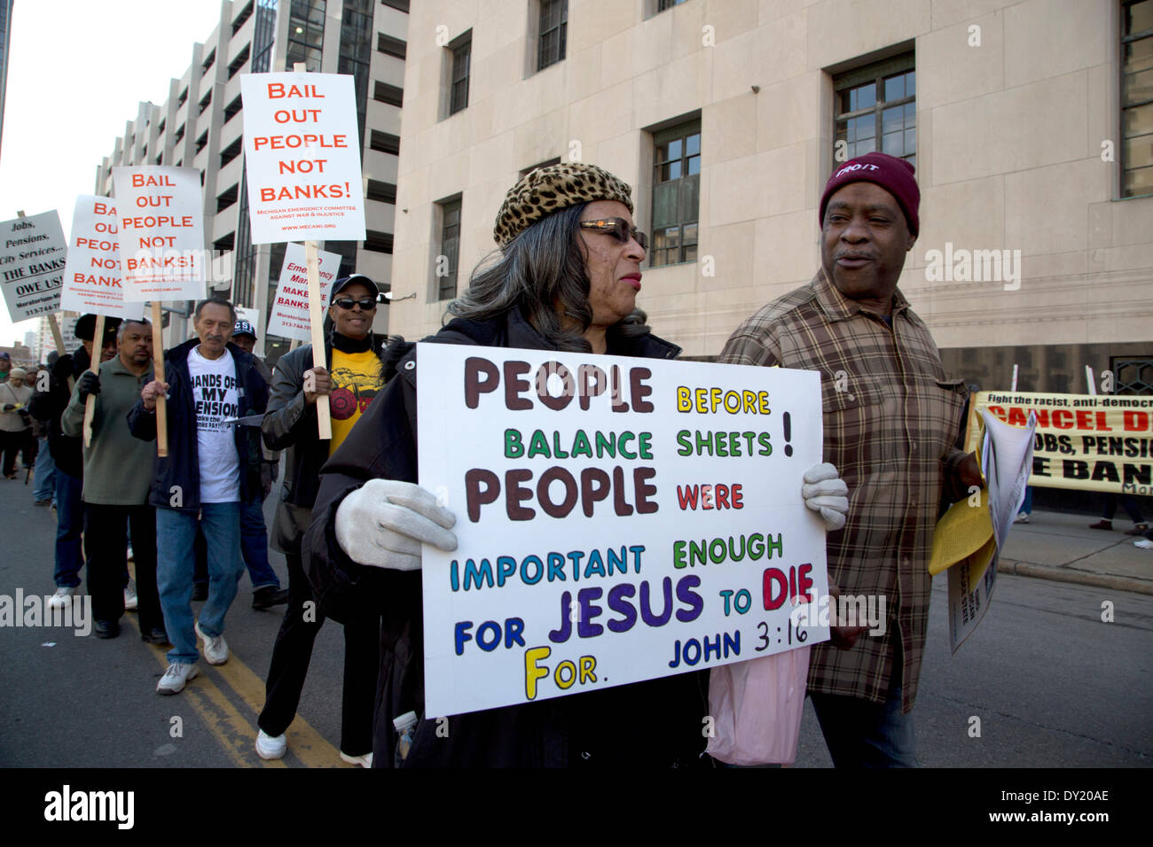 Detroit, Michigan, Stati Uniti d'America. Il 1 aprile 2014. Centinaia di Detroiters, pensionati i pensionati e gli unionisti picketed della Federal Courthouse in Detroit a scopo al corporate " il piano di regolazione' depositata da Detroit il manager di emergenza Kevyn Orr e il suo diritto societario impresa Jones giorno a nome del Governatore del Michigan Rick Snyder. Credito: Daymon Hartley/Alamy Live News Foto Stock