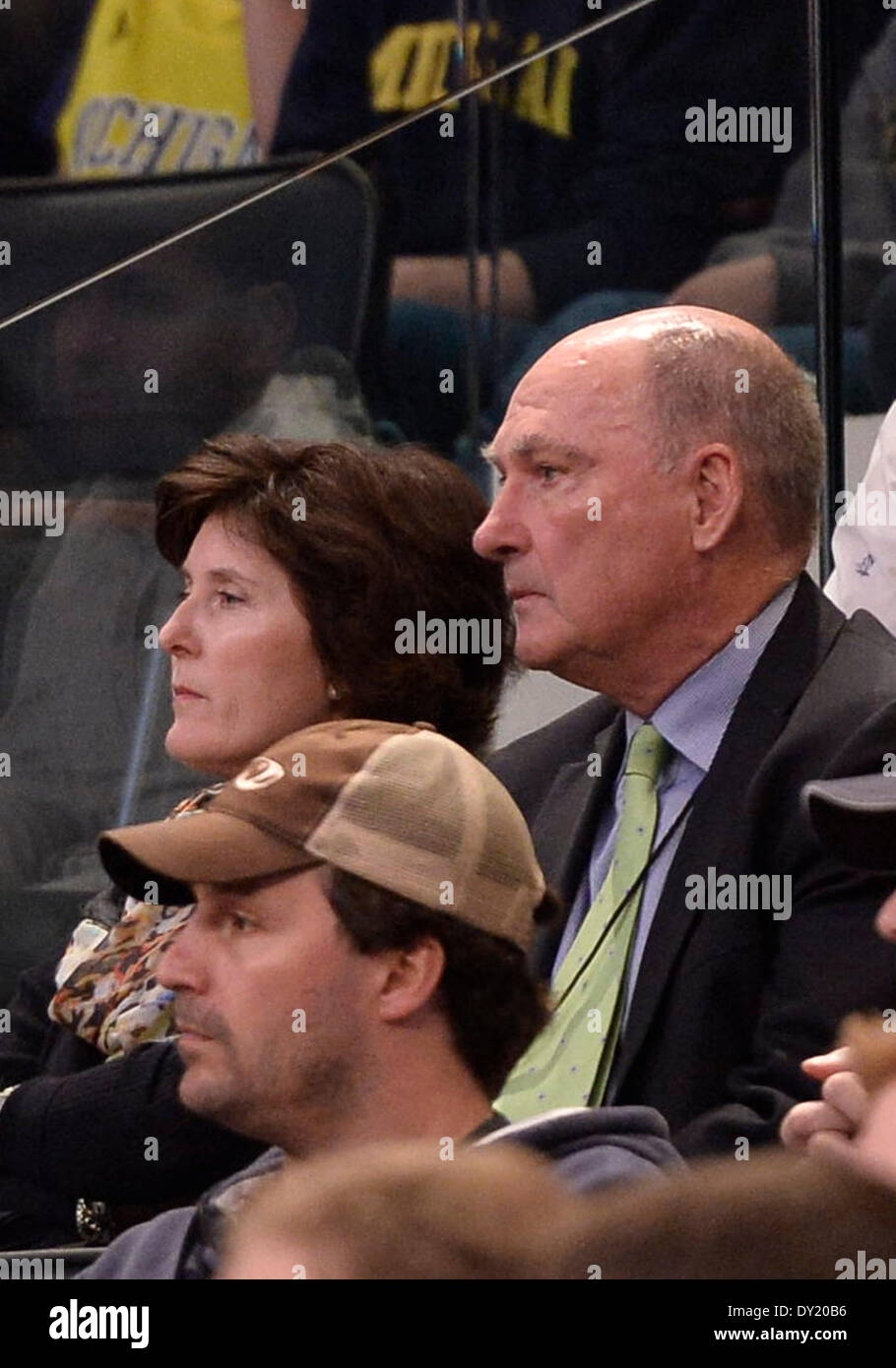 New York City, NY, STATI UNITI D'AMERICA. 30 Mar, 2014. Domenica 30 Marzo, 2014: Grande dieci commissario Jim Delany guarda da stand durante la seconda metà del torneo del NCAA Eastern Regional finale di partita di basket tra stati del Michigan e UConn al Madison Square Garden di New York, NY. UConn battere Michigan State 60-54 e anticipi per i quattro definitivi. Bill Shettle/Cal Sport Media. © csm/Alamy Live News Foto Stock