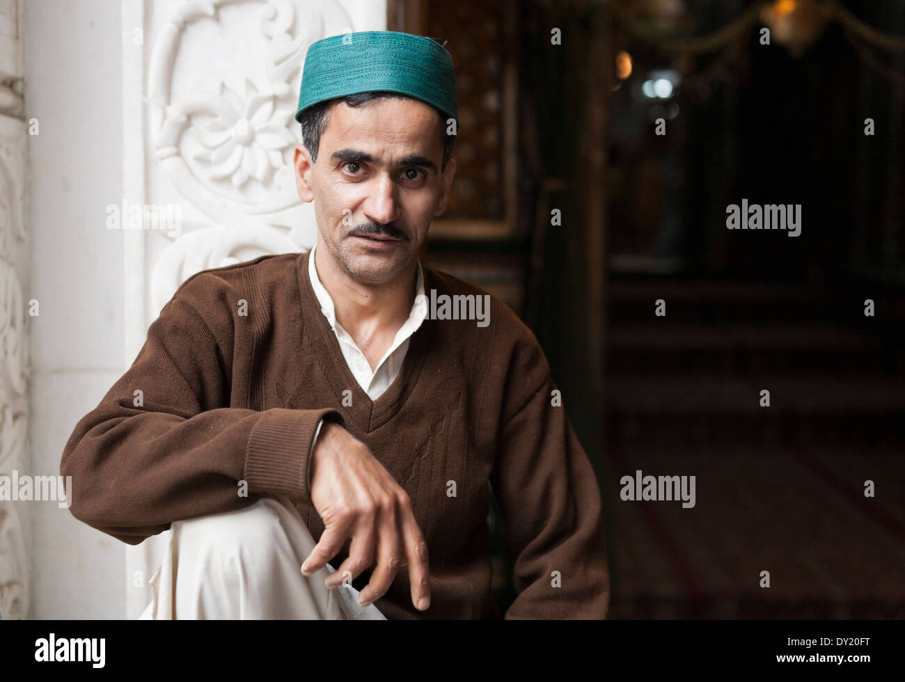 Srinagar Kashmir, India. Ritratto del Kashmir maschio musulmano a Dastgir Pir Sahib santuario sufi e moschea Foto Stock