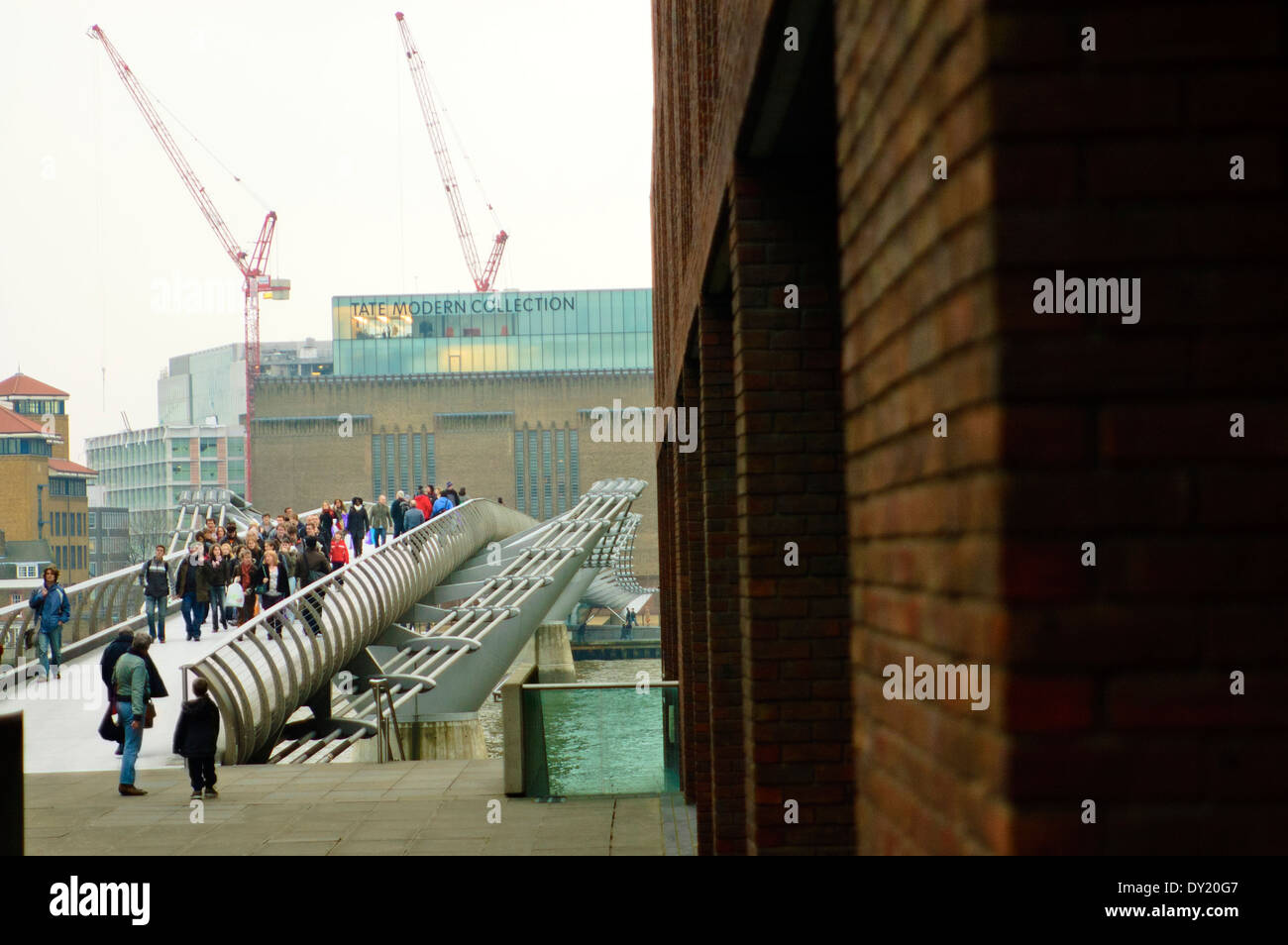 Millennium Bridge che conduce alla Tate Modern Foto Stock