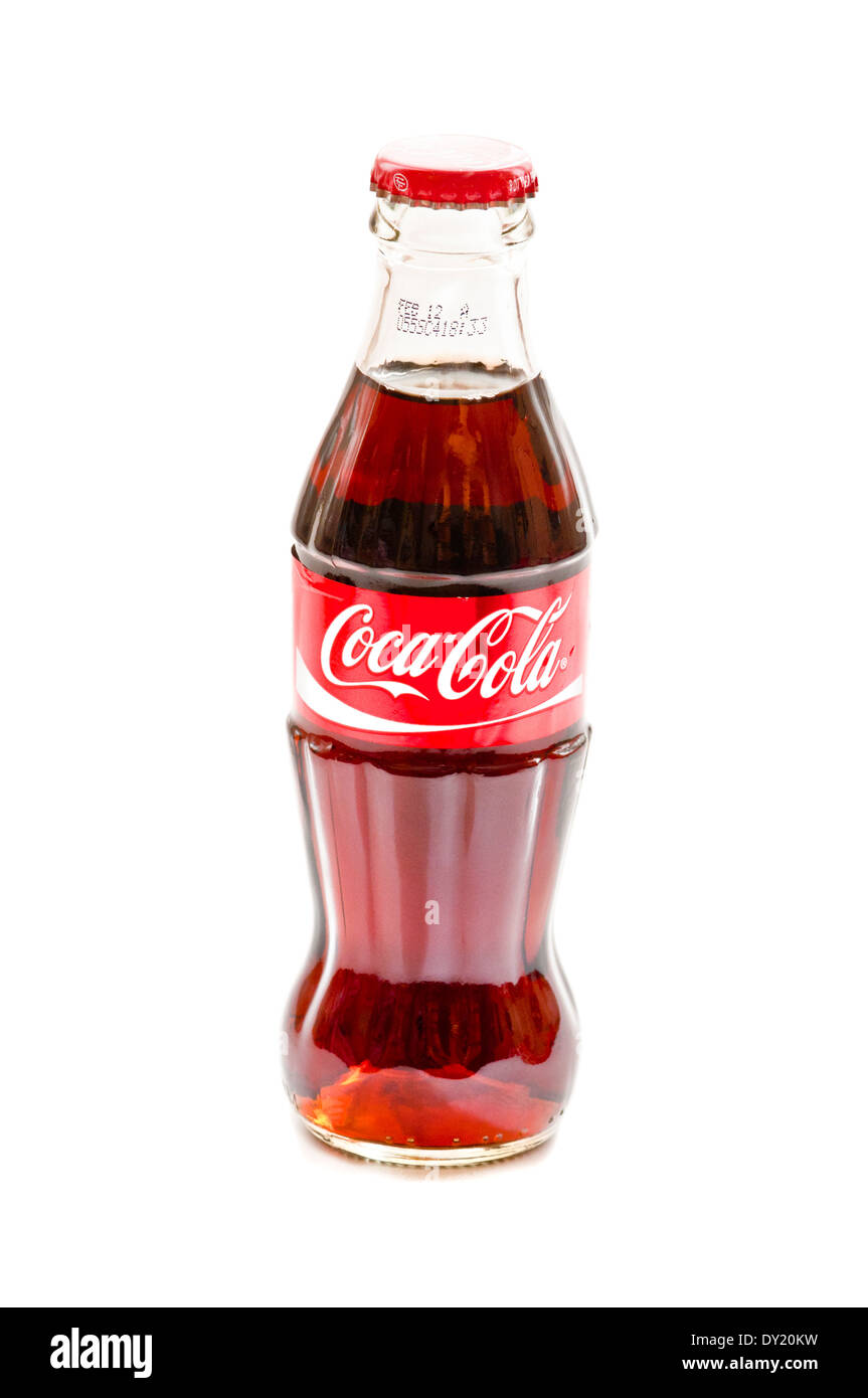 Piccola Bottiglia di Coca Cola isolati su sfondo bianco Foto Stock