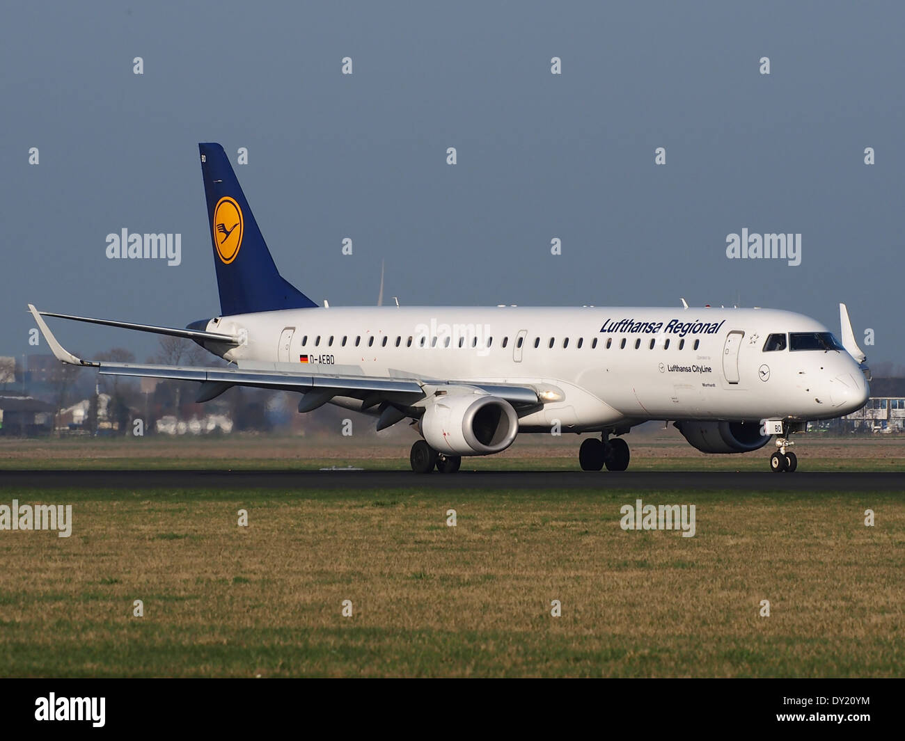 D-AEBD è un Embraer ERJ-195LR gestito dalla Lufthansa CityLine, che atterra all'aeroporto di Schiphol. Questo jet regionale è progettato per i voli a corto e medio raggio, offrendo un equilibrio tra efficienza e comfort dei passeggeri. Foto Stock