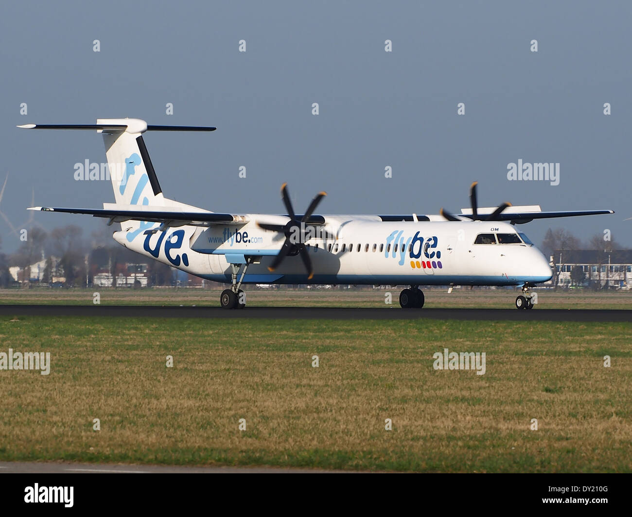 Il Flybe De Havilland Canada DHC-8-402Q Dash 8 (G-ECOM) è un aereo turboelica bimotore, utilizzato principalmente per i voli regionali. Qui è visto atterrare all'aeroporto di Schiphol, fornendo un servizio efficiente e affidabile sulle rotte a corto e medio raggio in tutta Europa. Foto Stock