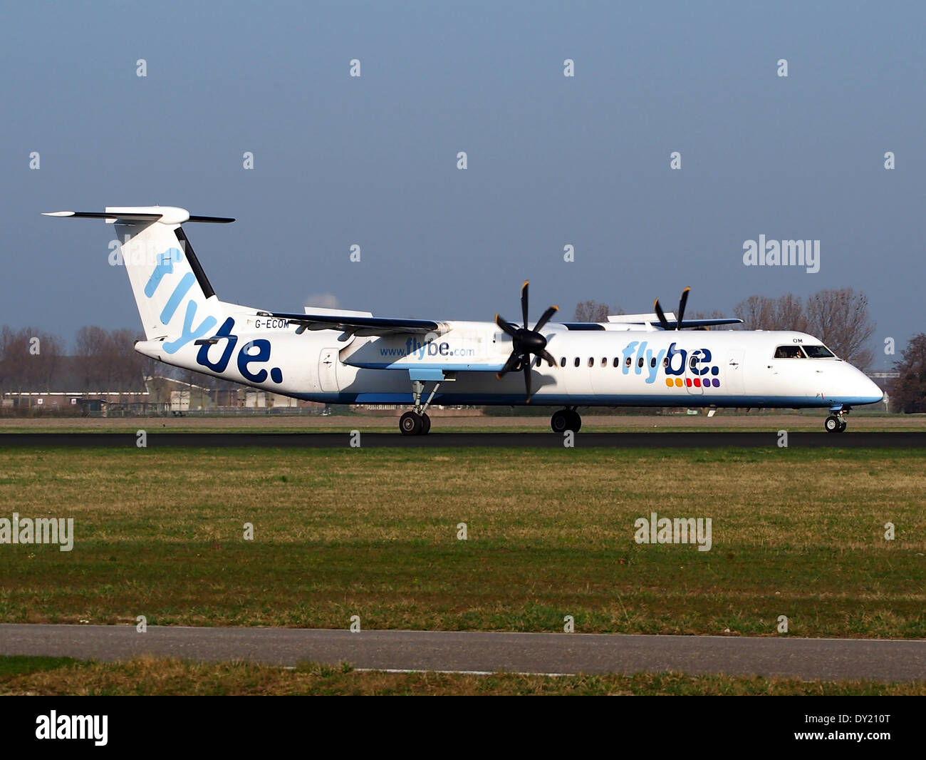 Il G-ECOM Flybe De Havilland Canada DHC-8-402Q Dash 8 è un aereo di linea turboelica regionale utilizzato per voli a corto e medio raggio. L'aereo è visto atterrare all'aeroporto di Schiphol, noto per le sue strutture avanzate e i voli internazionali. Foto Stock