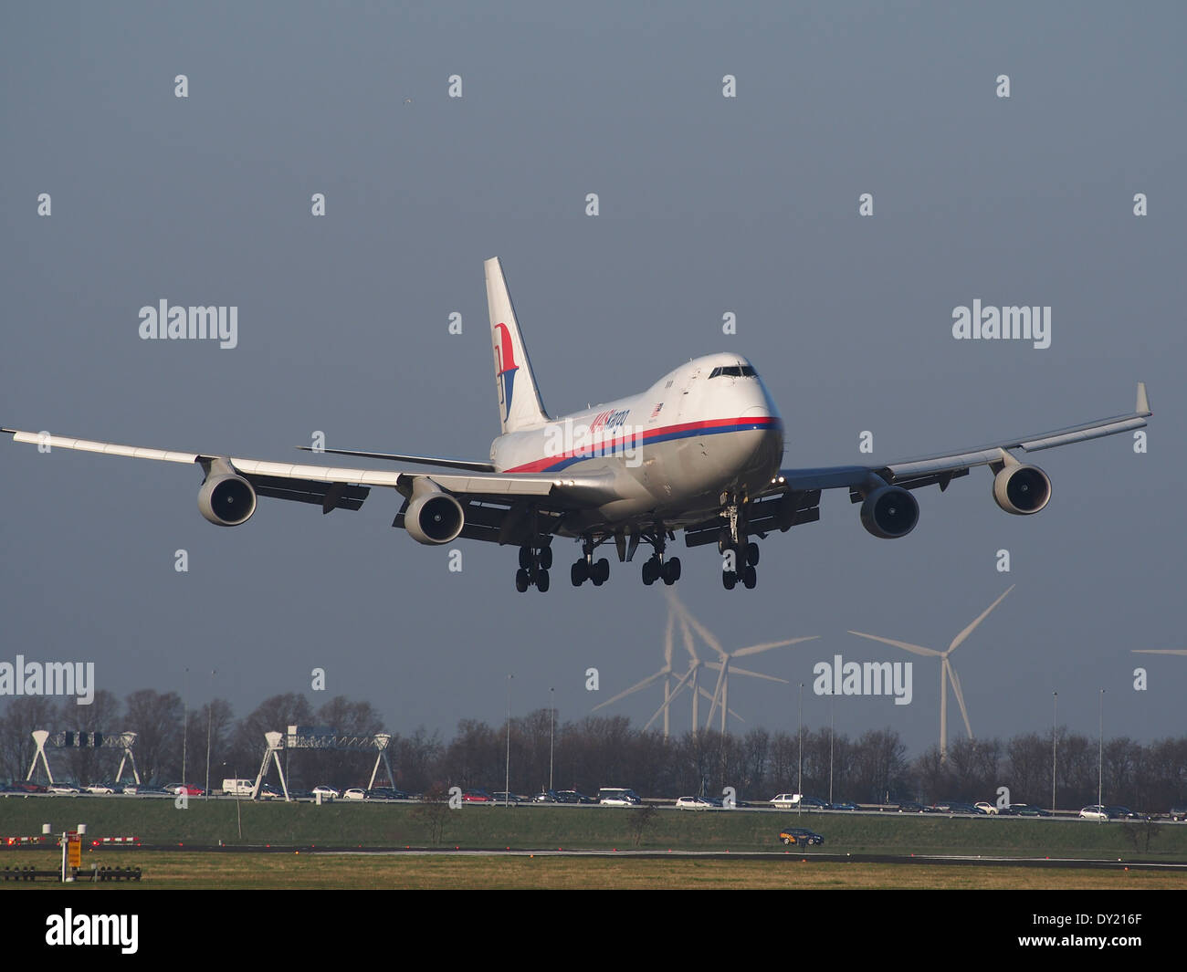 9M-MPS Malaysia Airlines Boeing 747-4H6F, atterrando all'aeroporto di Schiphol (AMS - EHAM), Paesi Bassi, pic1 Foto Stock