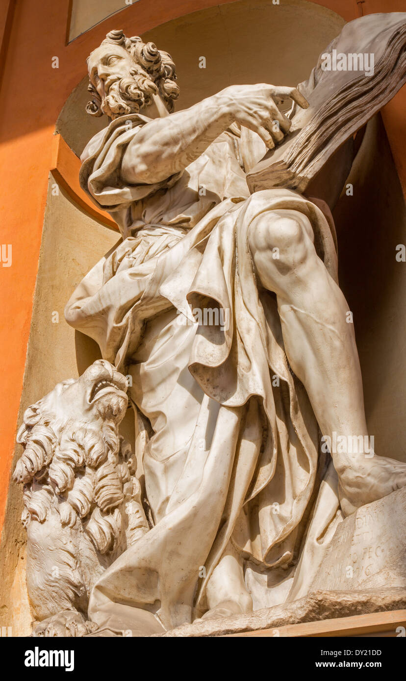 Bologna - statua barocca di San Marco Evangelista dal portale ovest della Chiesa della Madonna di San Luca. Foto Stock