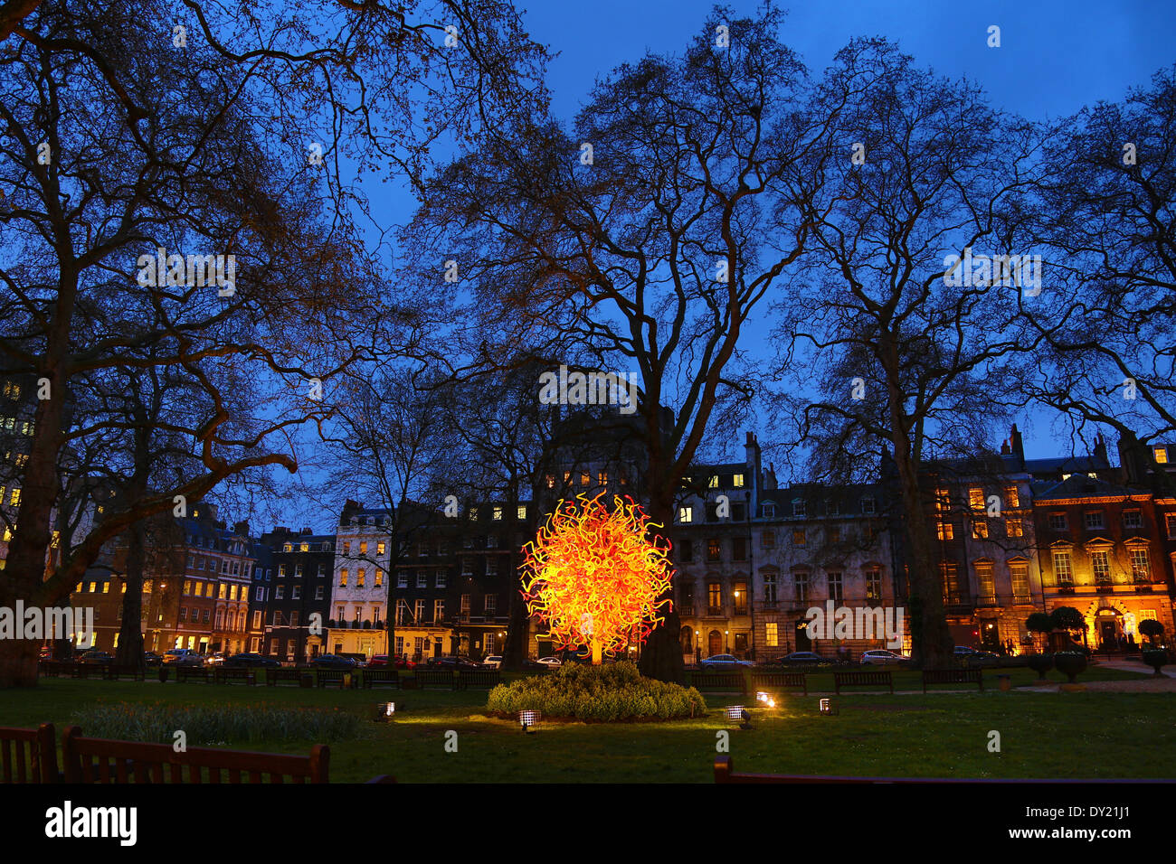 Londra, Regno Unito. Il 3 aprile 2014. Il sole sculture in vetro di Dale Chihuly è stata svelata in Berkeley Square, Londra come la più recente di una serie di sedi. Il piede 14 Installazione del vetro è costituito da più di 1.300 vetro soffiato a mano elementi e pesa 4,230 libbre è accesa ogni notte e veramente sembra come esso è uscito il sole in Berkeley Square. Credito: Paul Brown/Alamy Live News Foto Stock