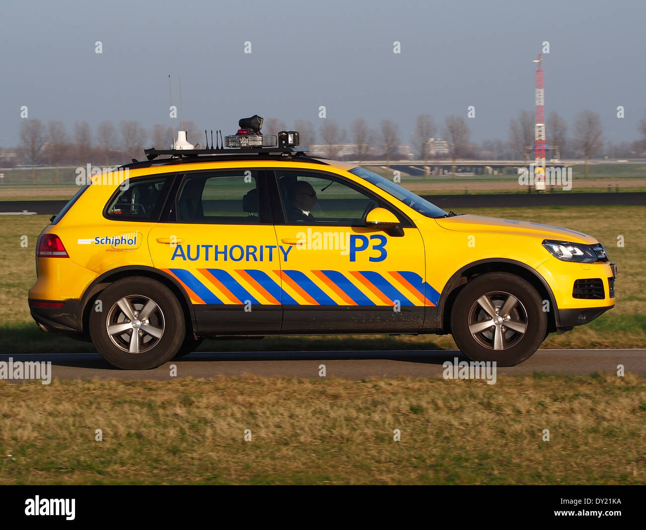 Un'auto dell'Autorità, etichettata P3, presso l'aeroporto di Schiphol (AMS - EHAM) nei Paesi Bassi. Il veicolo è probabilmente utilizzato dal personale o dalle autorità aeroportuali per scopi operativi all’interno del complesso aeroportuale. Foto Stock
