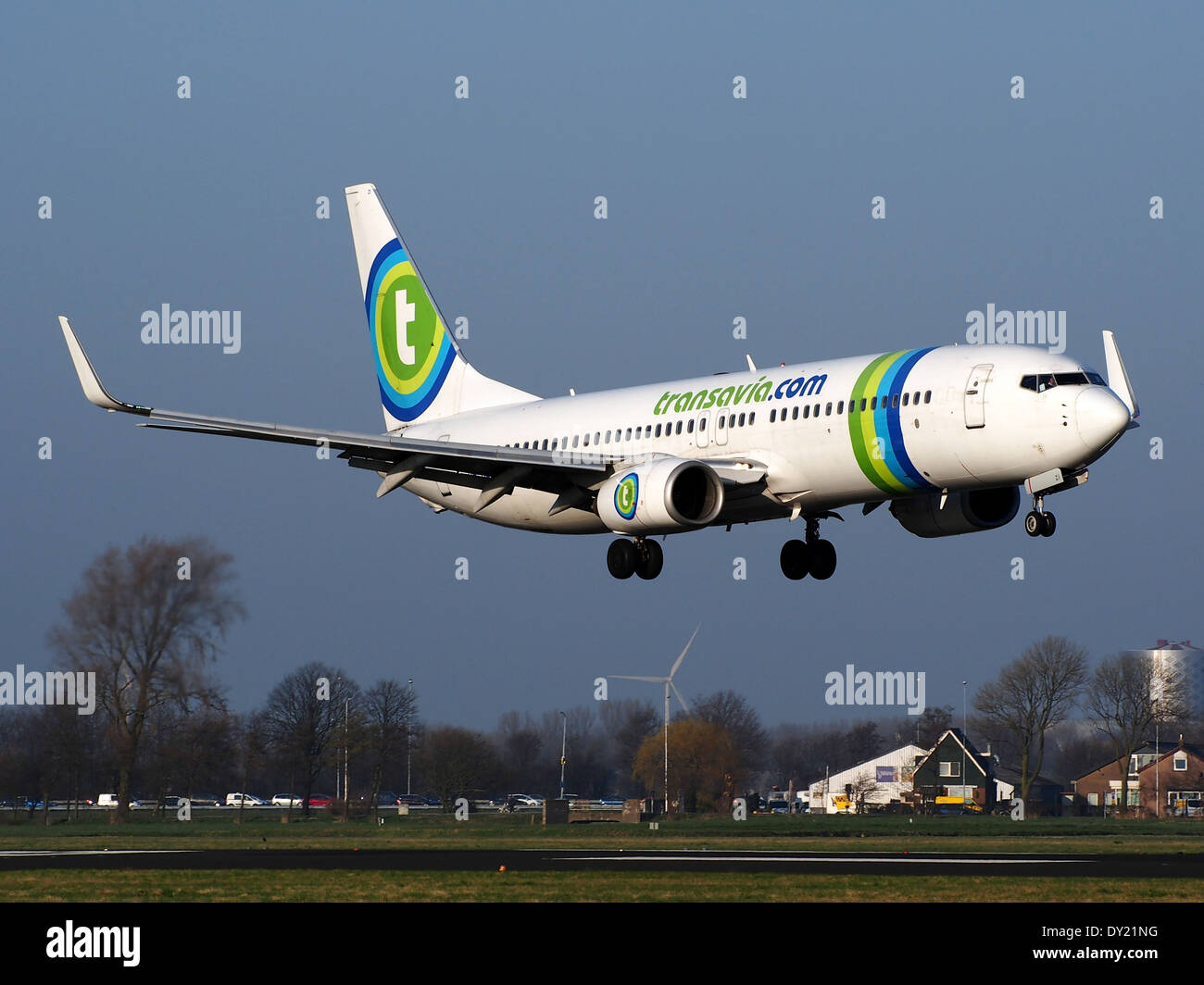 Il Boeing 737-8K2(WL) di Transavia, PH-HZI, viene catturato atterrando all'aeroporto di Schiphol (AMS - EHAM). L'aeromobile fa parte della flotta di Transavia, che effettua voli di breve e medio raggio. Foto Stock