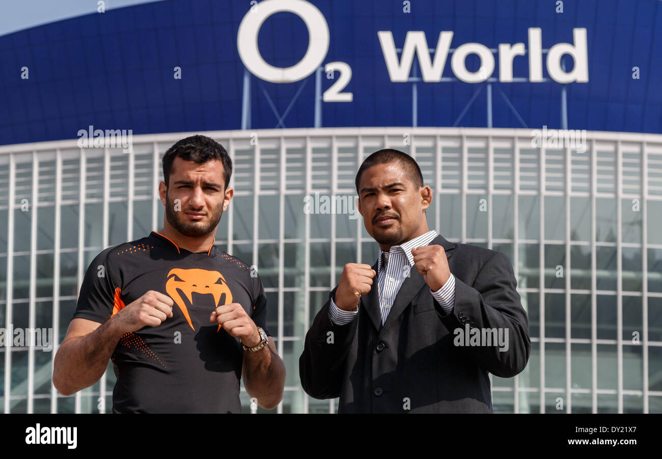 Berlino, Germania. 03 aprile 2014. fight night berlino, ufc conferenza stampa e foto chiamata con headline fighters mark Munoz e gegard mousasi (lotta al 31 maggio) e ufc md per EMEA, Garry cook. O2 World di Berlino ospiterà la ufc per la prima volta in quello che sarà il terzo evento per l'organizzazione in Germania. / Immagine: ufc fighters mark Munoz e gegard mousasi credito: reynaldo chaib paganelli/alamy live news Foto Stock