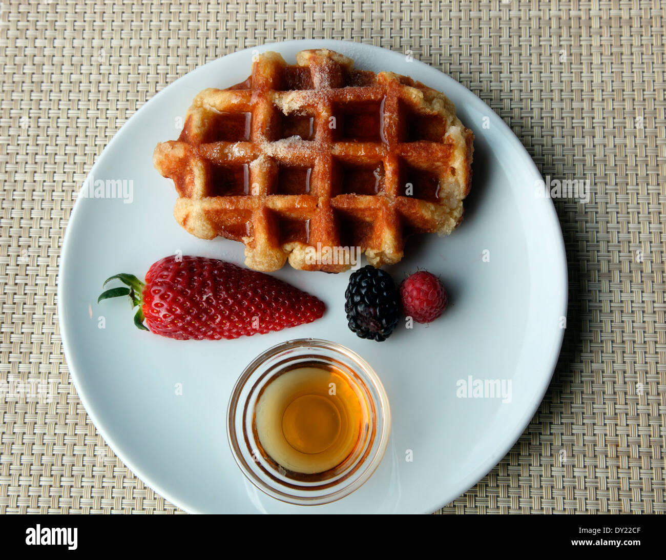 Waffle e sciroppo d'acero con frutta Foto Stock