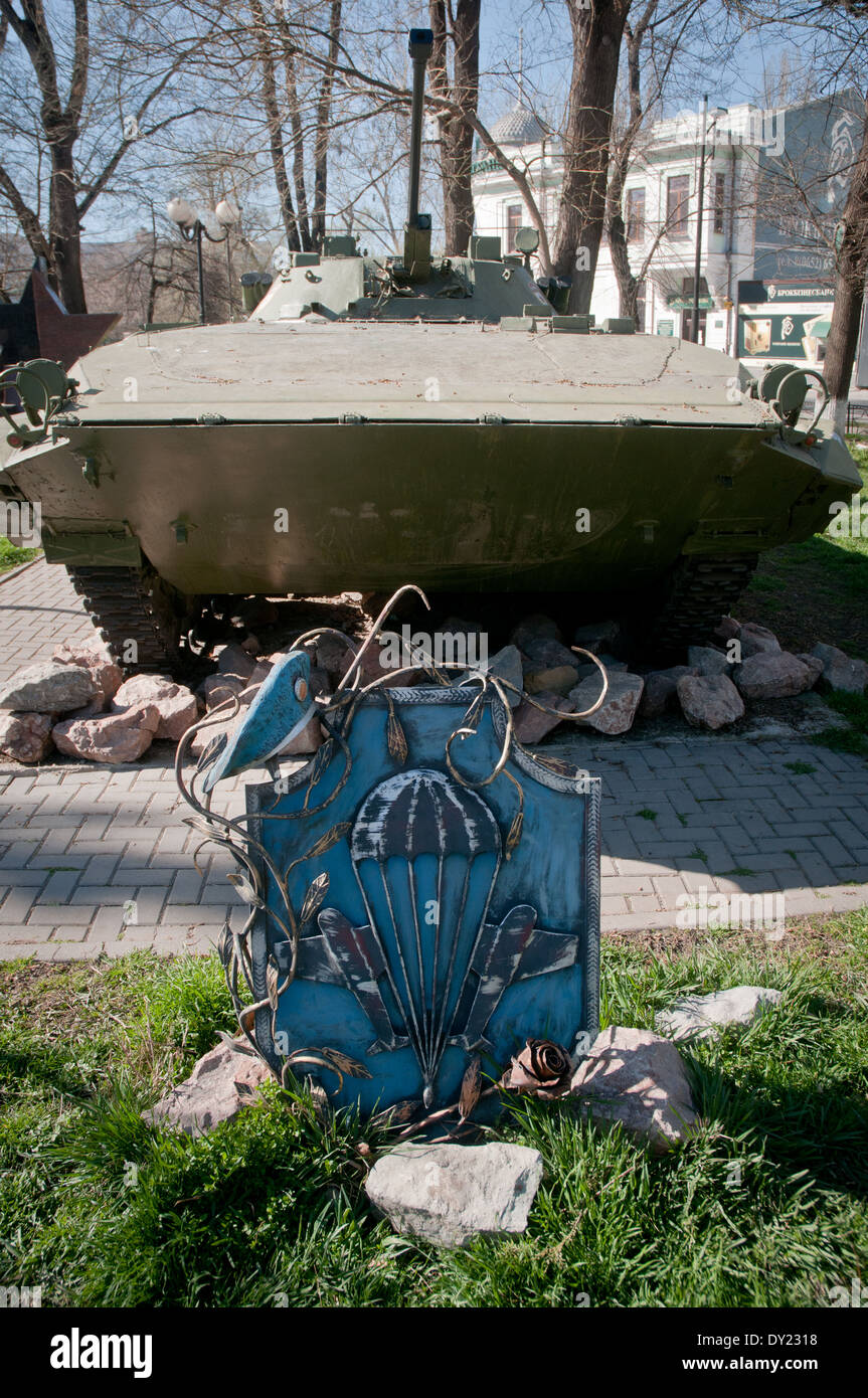 Serbatoio sovietica - parte del Monumento ai Caduti in Afghanistan in Simferopol, Crimea Foto Stock