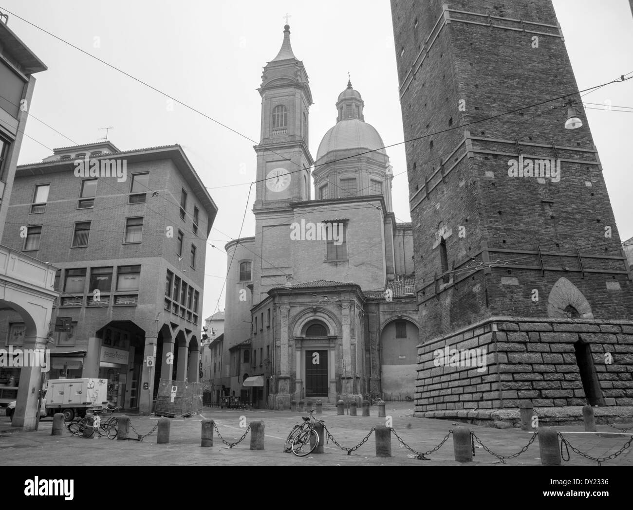 BOLOGNA, Italia - 16 Marzo 2014: Torre Garisenda torri e chiesa di st. Bartolomeo e Gaetano. Foto Stock