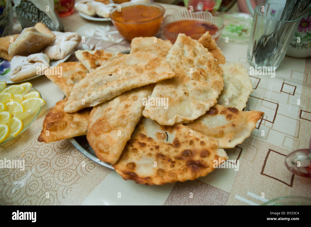 Chiburekki - tradizionale tartari della Crimea cibo in Simferopol, Crimea Foto Stock