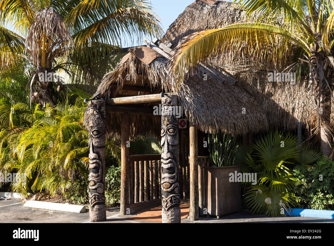 In similpelle di Tiki Hut ingresso, iguana verde Bar e ristorante, Tampa, FL, Stati Uniti d'America Foto Stock