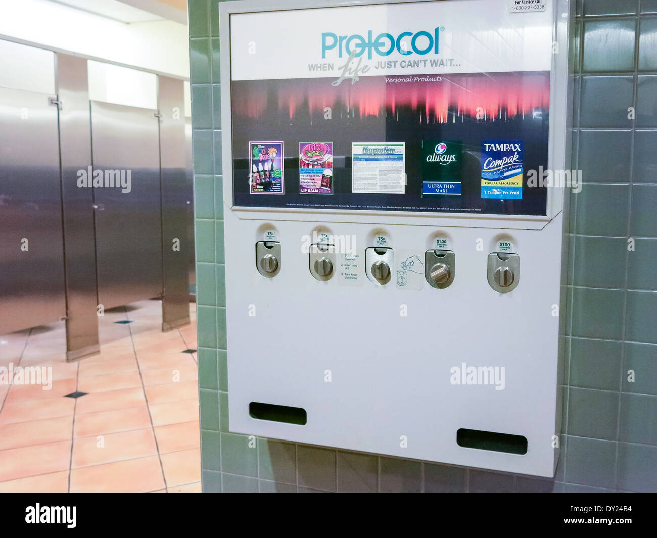 Protocollo Brand Family Friendly Macchina automatica distributrice di prodotti in Ladies' Mall bagno USA Foto Stock