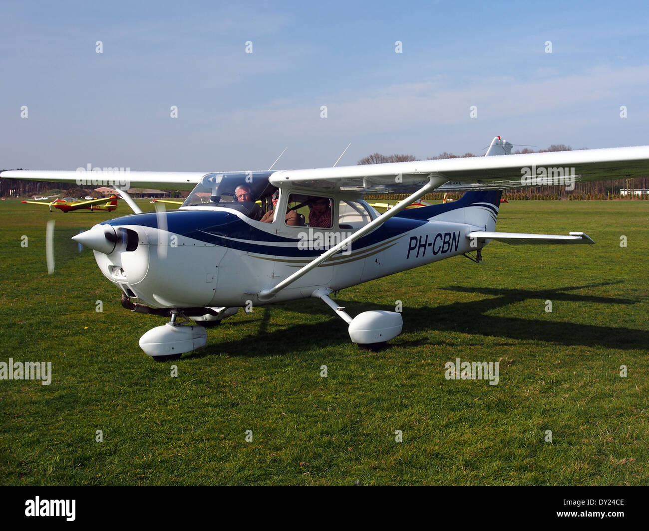 Un aeromobile Reims F172N Skyhawk con registrazione PH-CBN in rullaggio presso l'aeroporto Hilversum nei Paesi Bassi, catturato in questa foto. Foto Stock