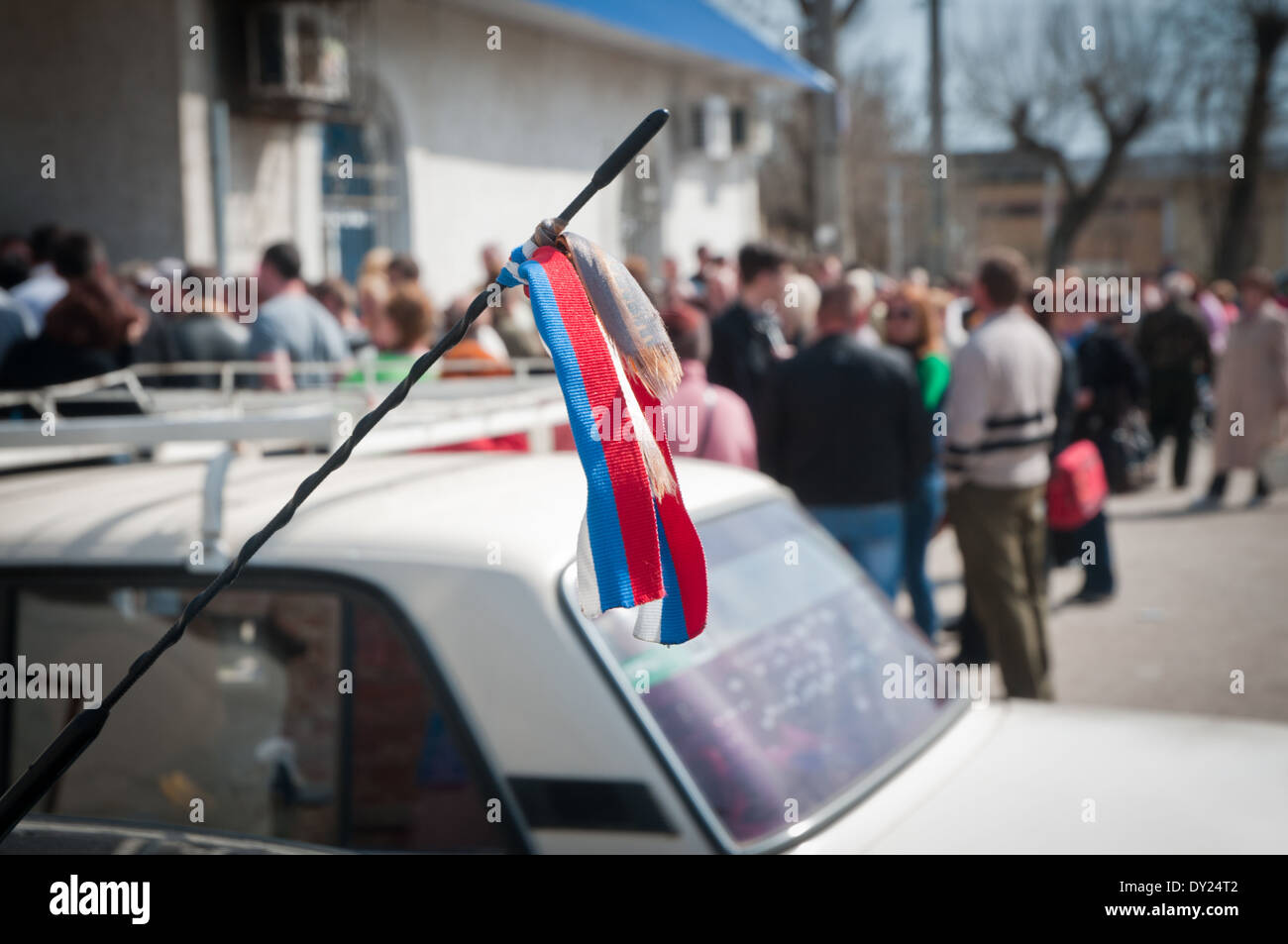 25.03.2014 la gente - soprattutto russi - sorge in una lunga coda per ottenere un passaporto russo (carta d'identità) a Eupatoria (Eupatoria) Foto Stock