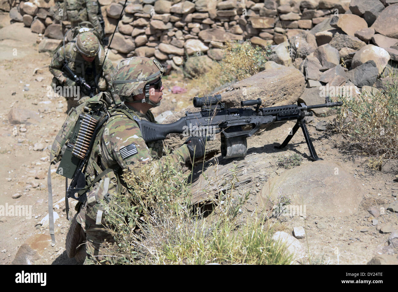Noi soldati dell esercito con il 3° Battaglione, 66Armor reggimento 172nd della brigata di fanteria durante una pattuglia di sicurezza il 19 agosto 2011 a Sar Howza, provincia Paktika, Afghanistan. Foto Stock
