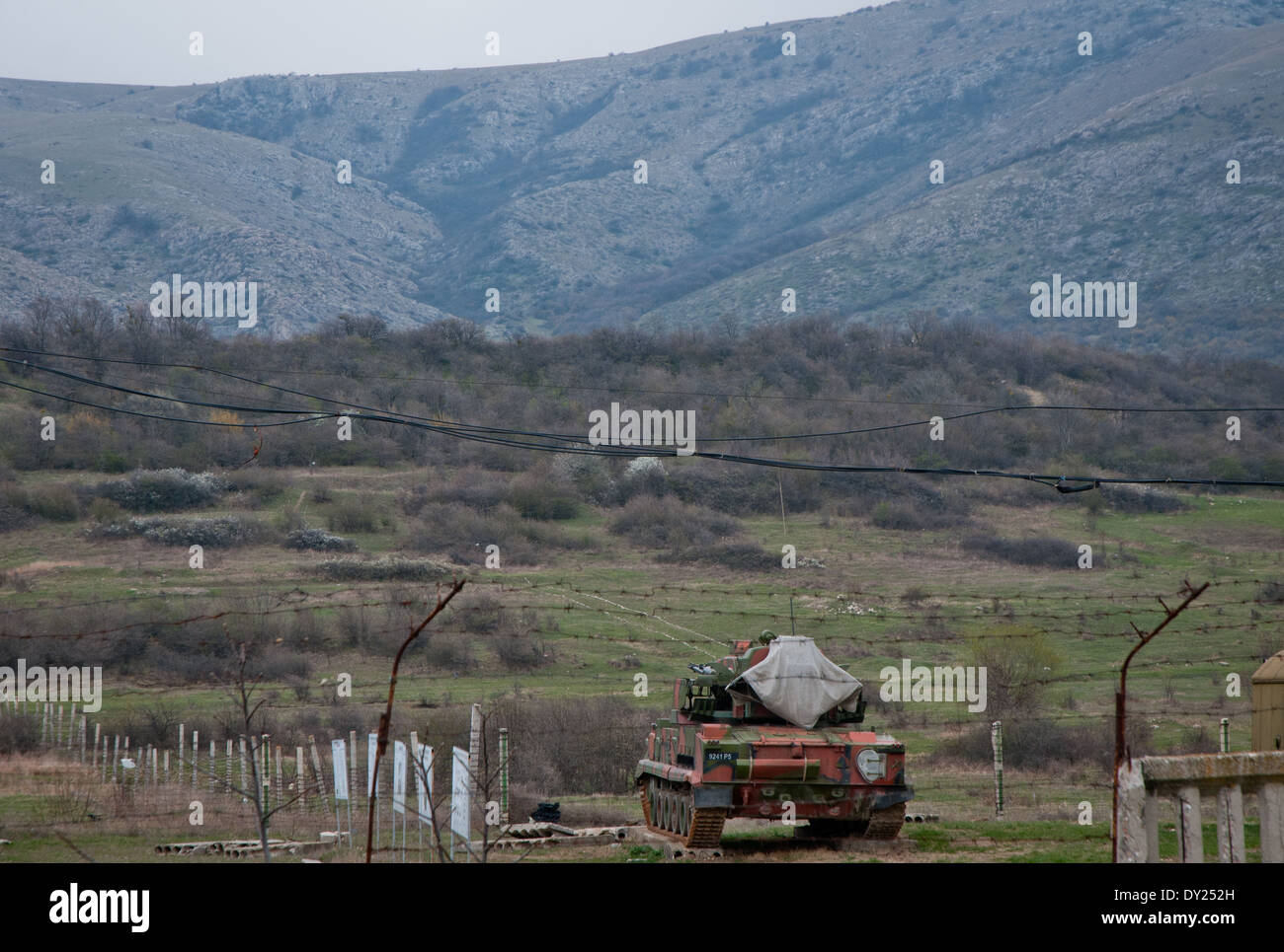 Veicoli nella ex base militare della trentaseiesima ucraino machanized separate zone costiere della brigata di fanteria in villaggio Perevalne, Crimea Foto Stock