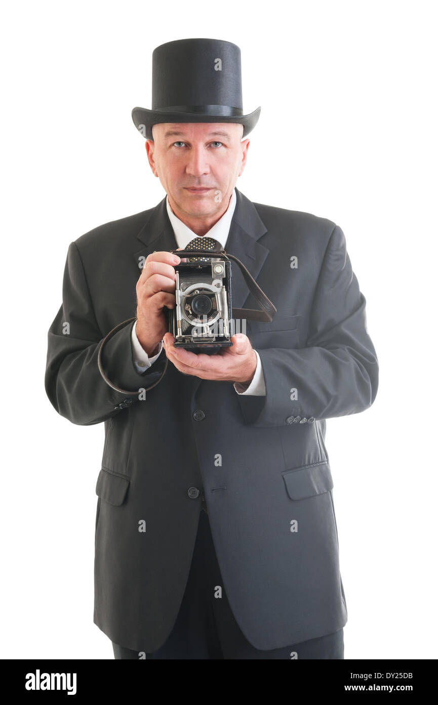 Persone di mezza età fotografo in un retrò business suit con fotocamera retrò isolato su bianco. Foto Stock